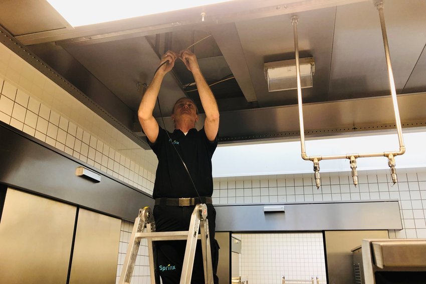Zählermonteur bei der Arbeit | Sprinx International