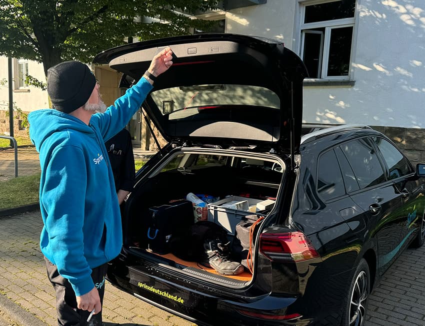 Zählermonteur im Auto Dienstreise | Sprinx International